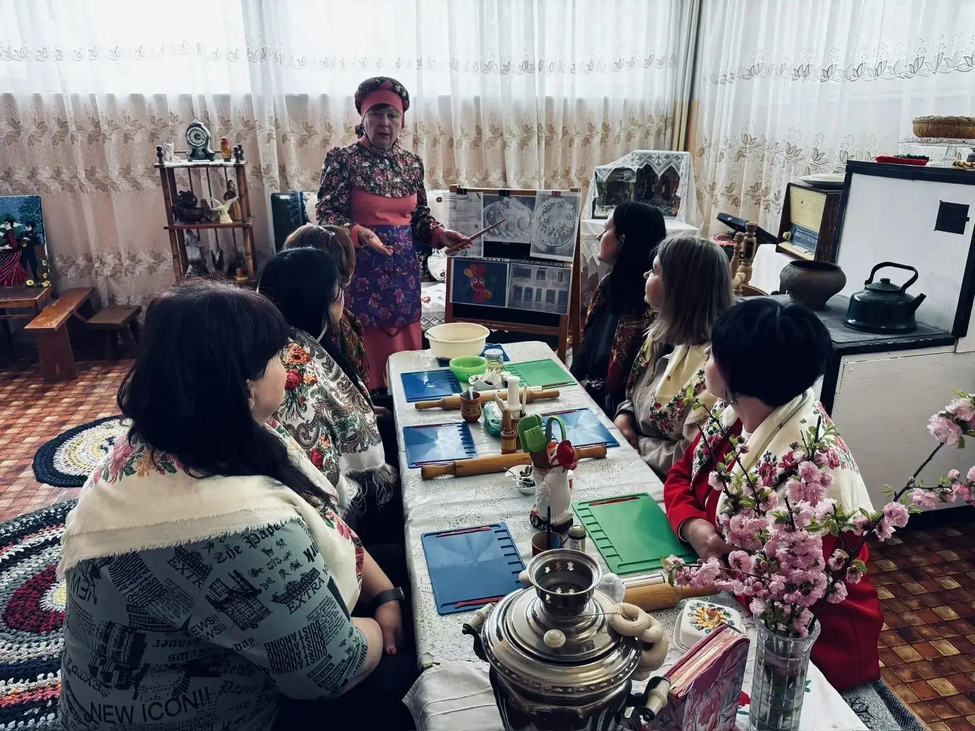 С каждым годом всё большее число людей обращается к истокам народного творчества, его к...