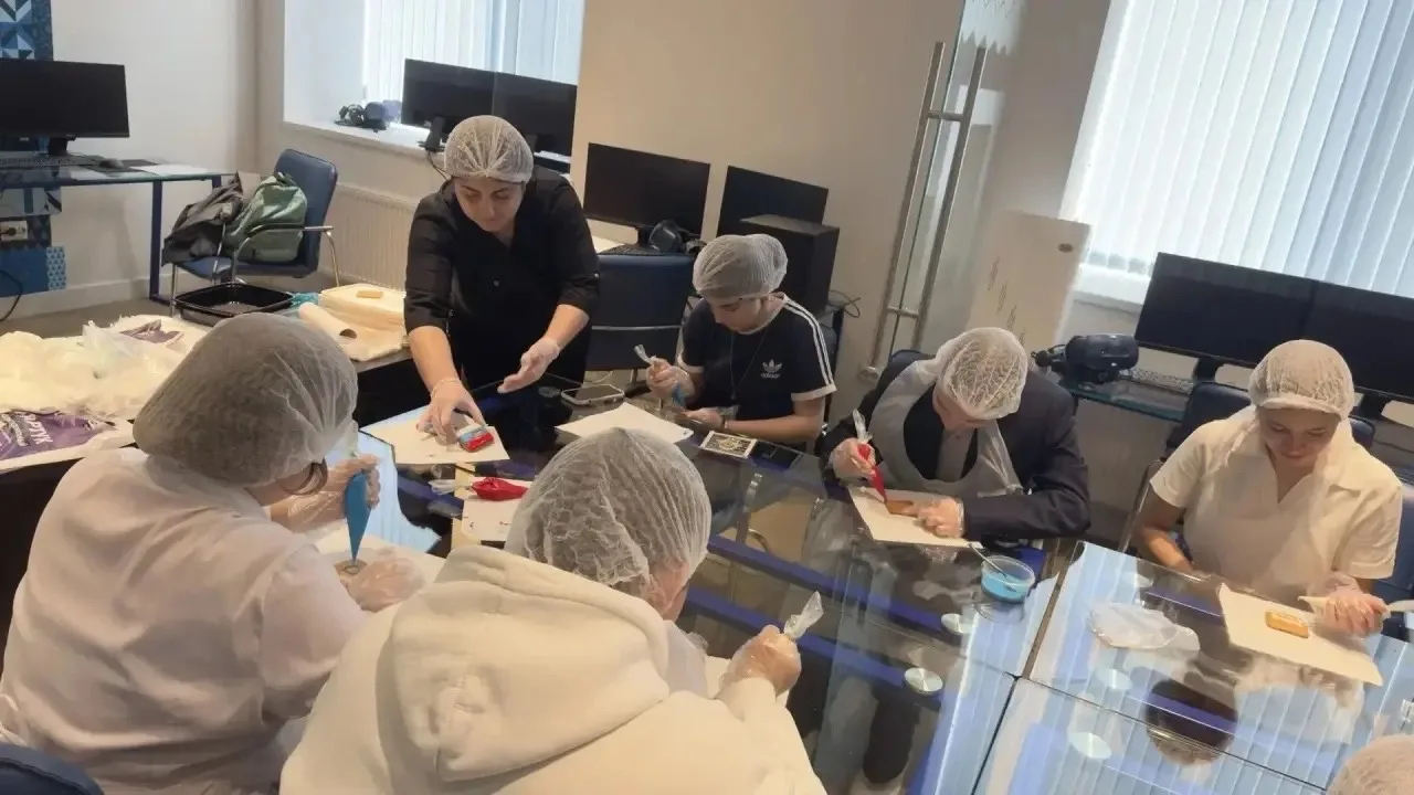 🍪 Студенты Кропоткинского техникума технологий и железнодорожного транспорта научили краснодарских ш