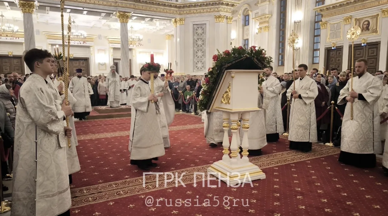 Сотни православных пензенцев встречают Светлое Христово Воскресение в главном храме региона. В его с