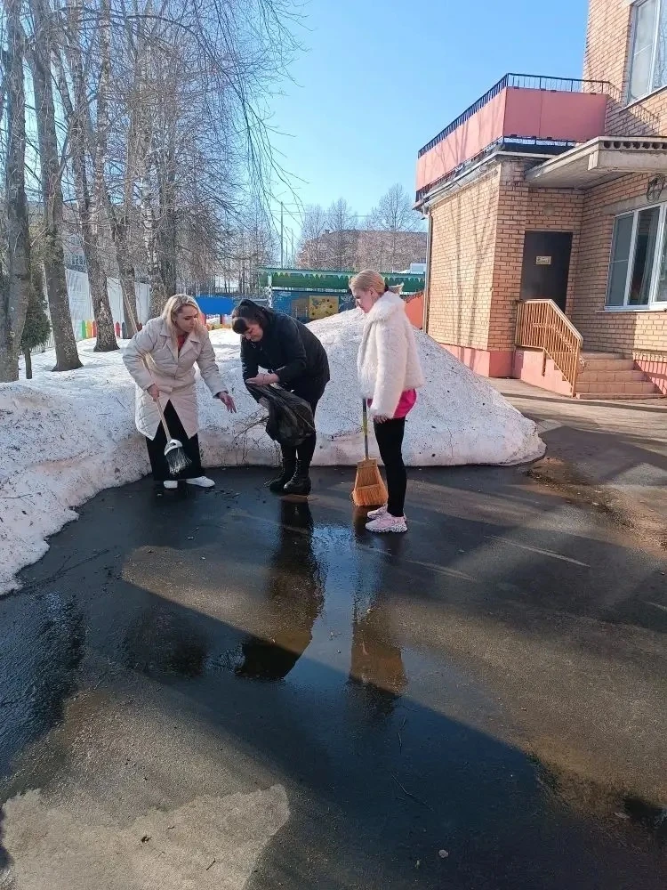 В дошкольных отделениях МОУ «СОШ имени А.П.Чехова» прошёл первый в этом сезоне субботник.  Сотрудник
