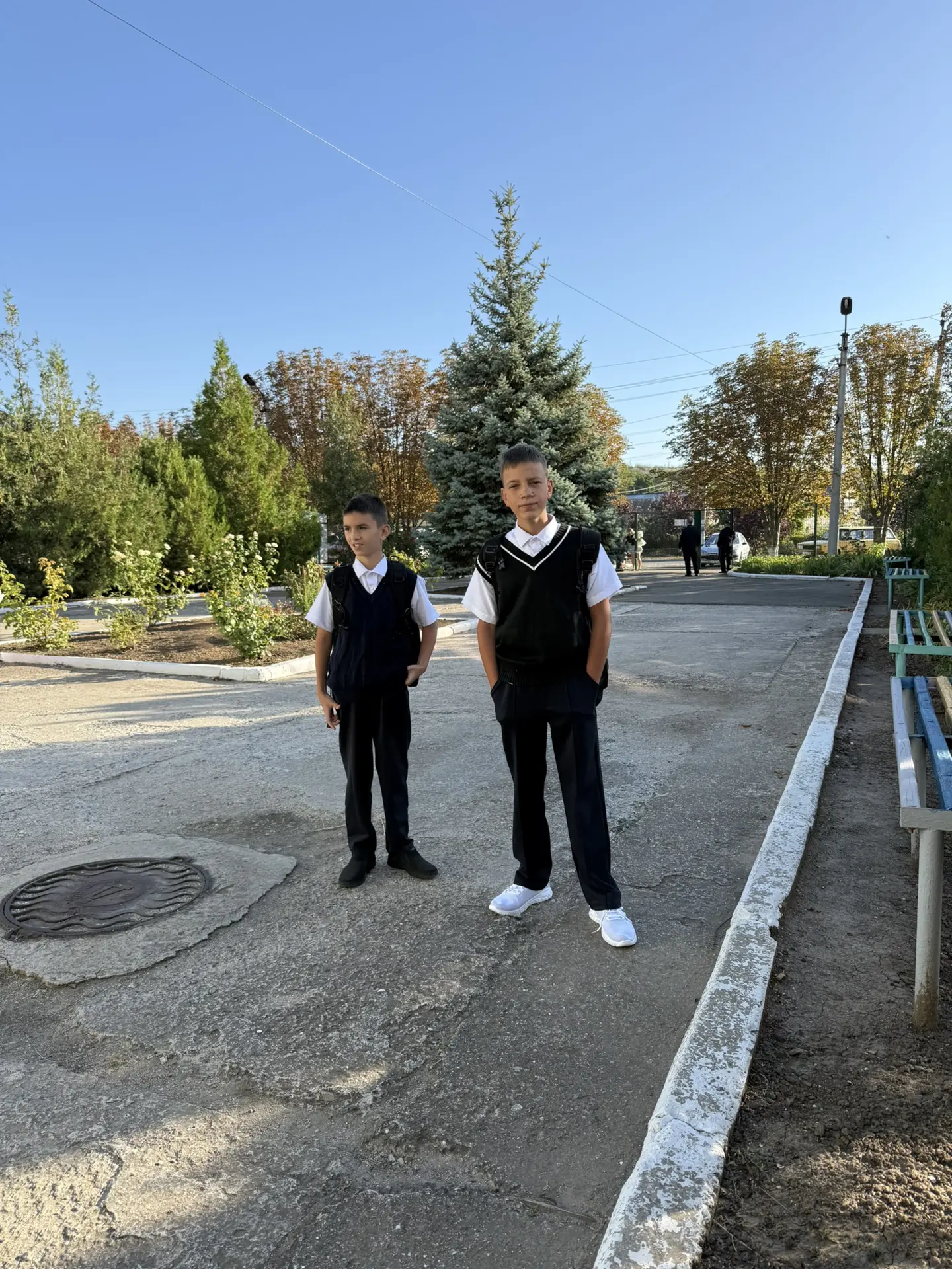 Пришли в школу, стесняются пацаны