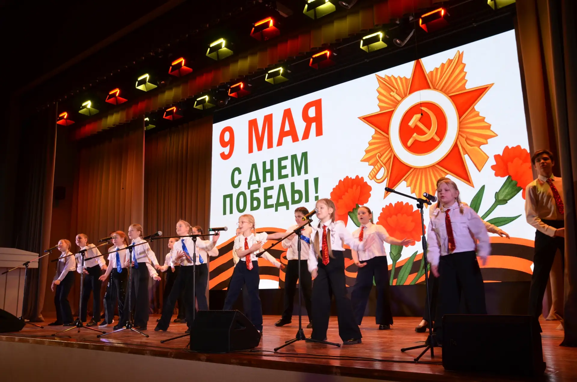 Торжественные линейки ко Дню Победы! 🇷🇺 🌹    📅 Сегодня, 4 мая, в нашей школе прошли торжественные ли