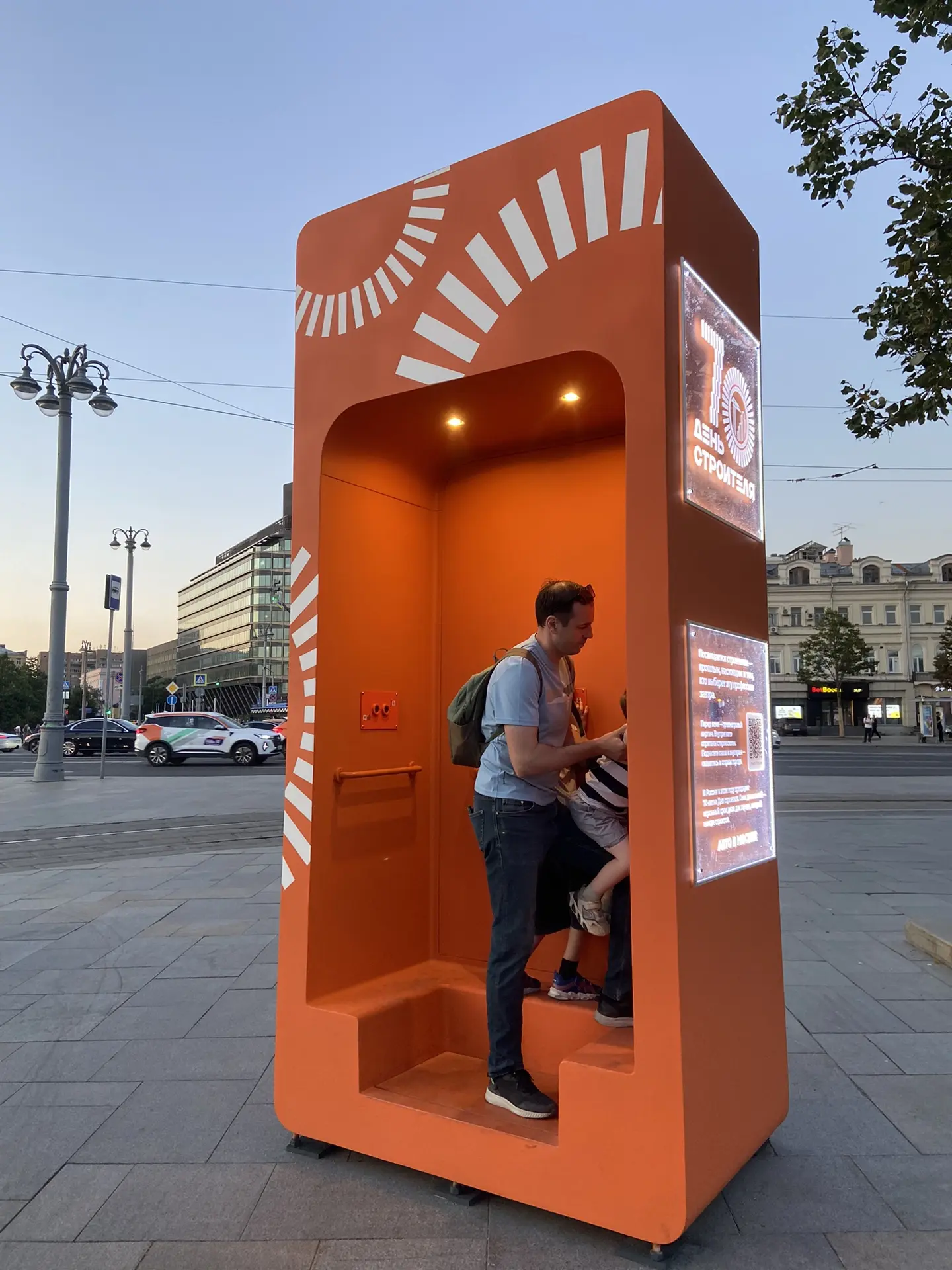 В Москве к дню строителя поставили в разных районах символические «кирпичи».