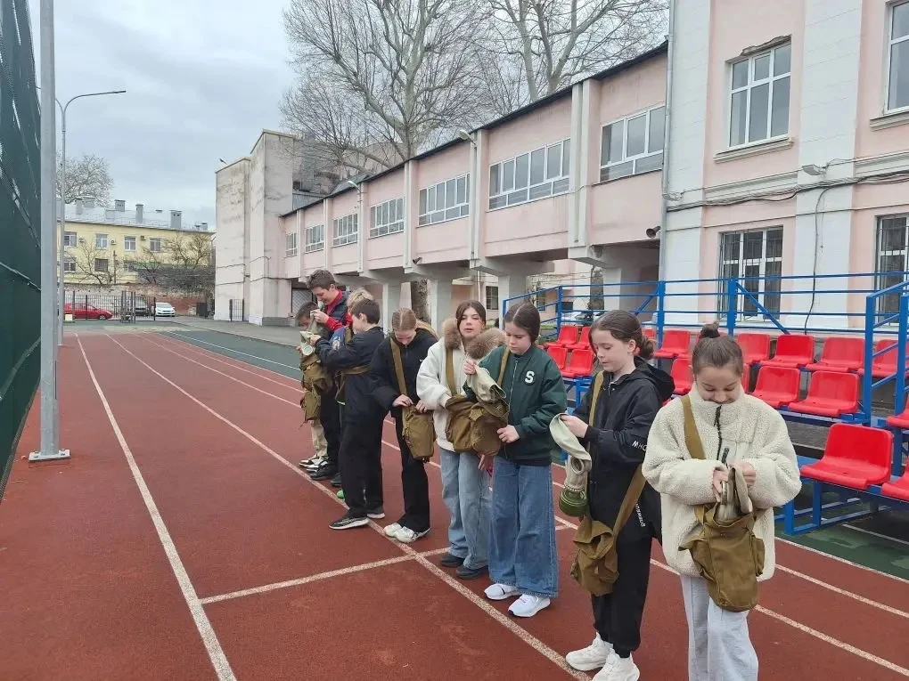 В лицее на каникулах не смолкают голоса на плацу — активные тренировки юнармейского отряда «Суворовц