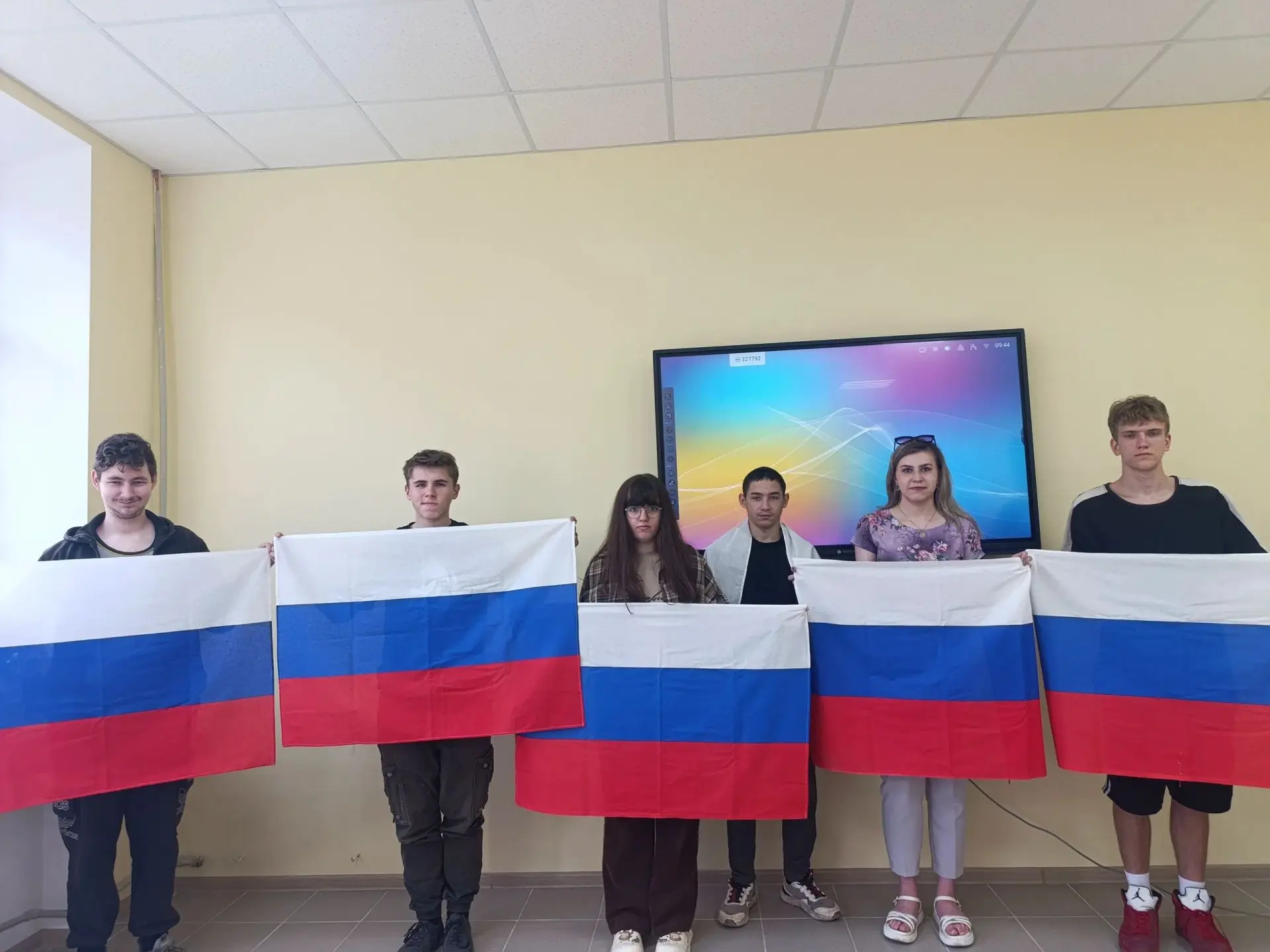 Студенты Горловского колледжа городского хозяйства — участники Всероссийской акции «Цве...