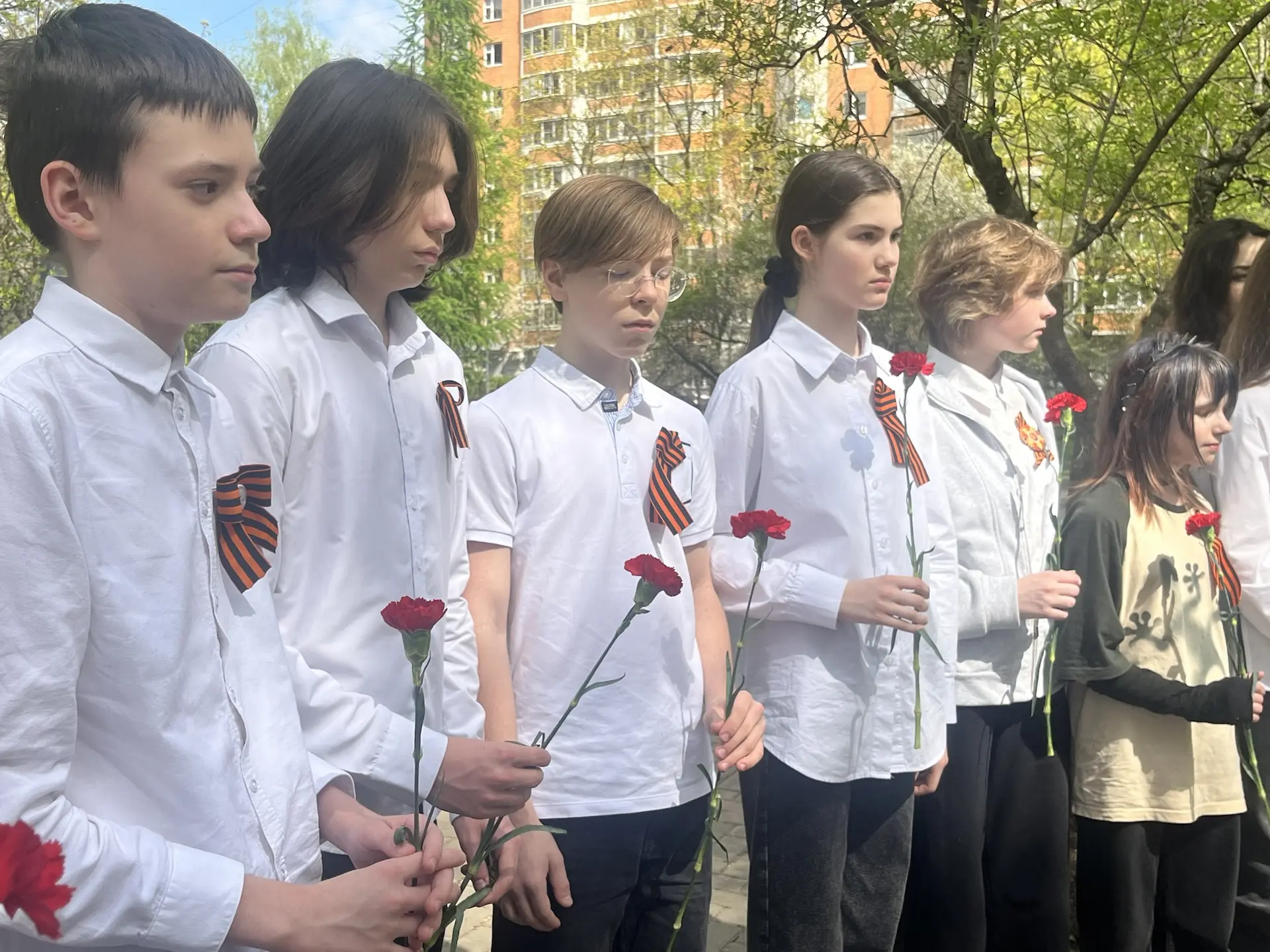 🕊️«Никто не забыт и ничто не забыто» - Горящая надпись на глыбе гранита. Поблекшими листьями ветер и