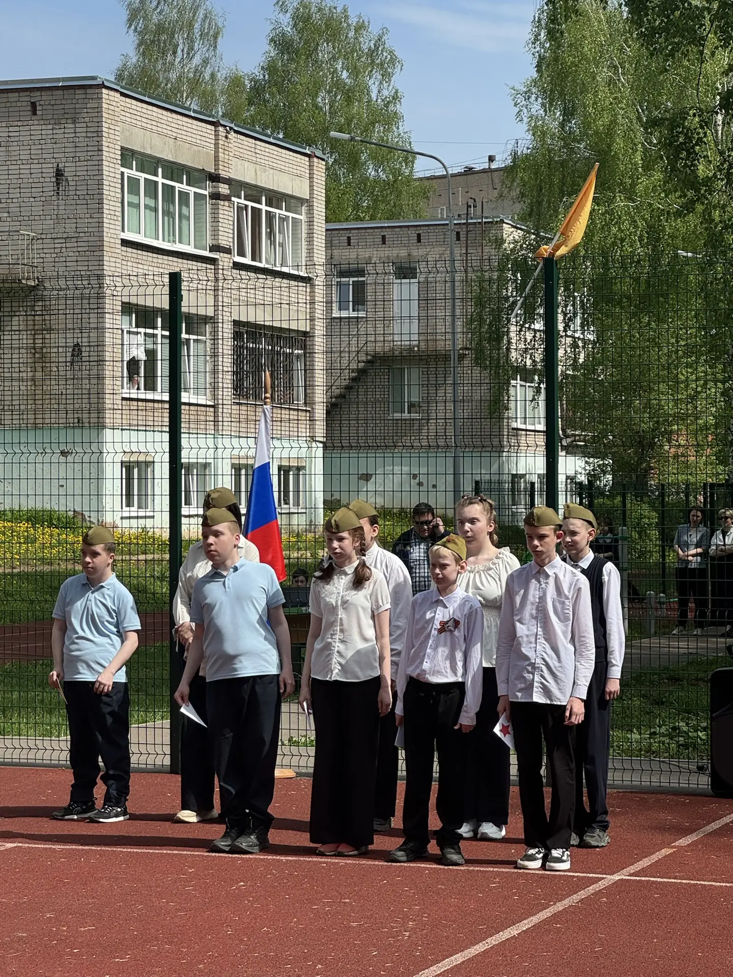 Сегодня в школе прошла линейка, посвящённая Дню Победы, а после неё — конкурс песни и с...