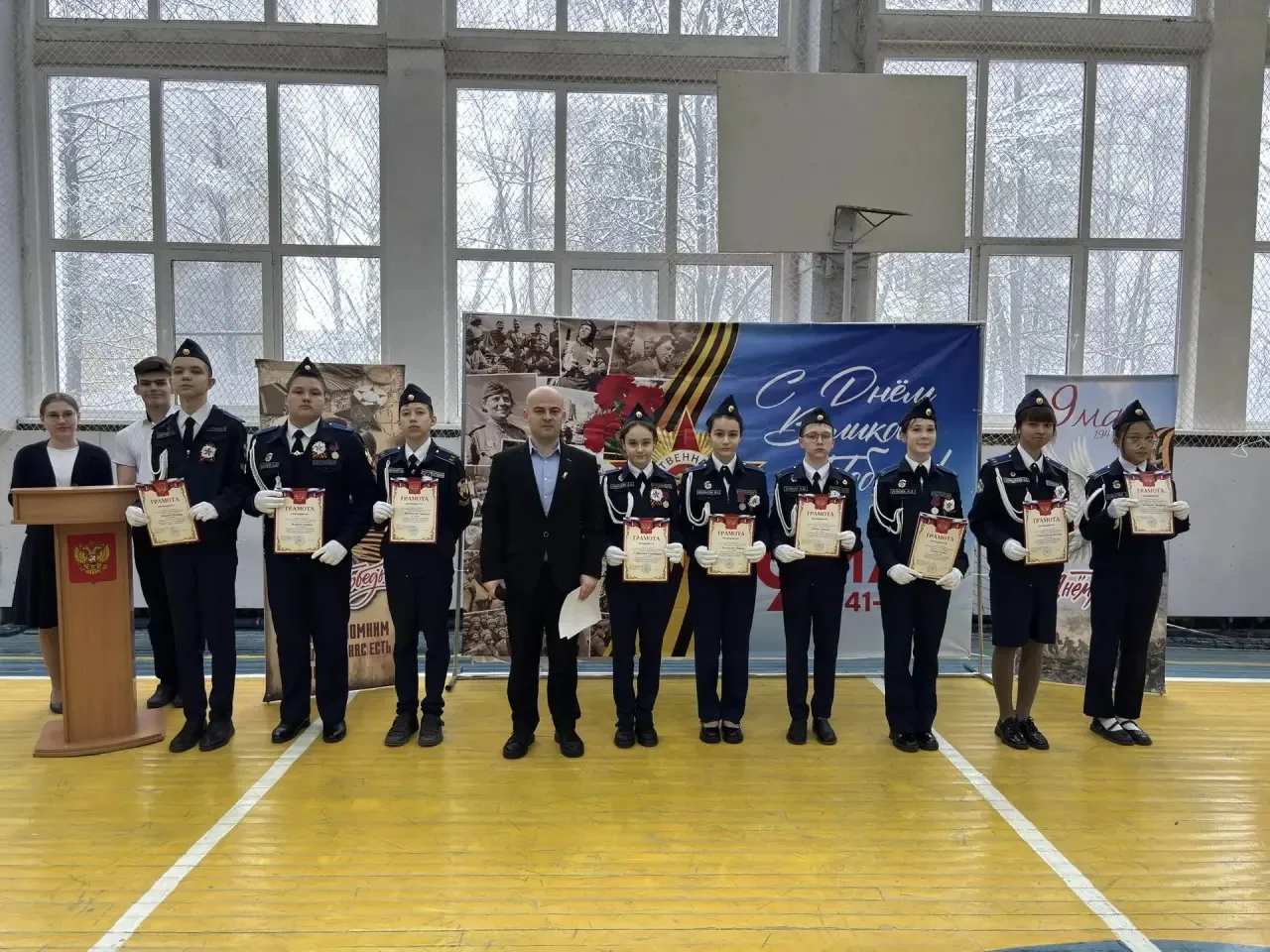 Утро понедельника началось с поднятия флага РФ 🇷🇺 исполнения Гимна РФ и старта марафона «Наследники 