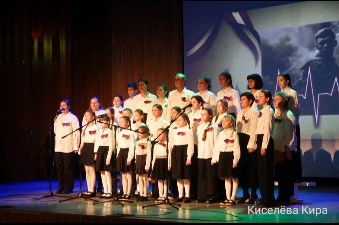 Наш сводный хор "Параллели" под руководством Хрипковой Виктории Владимировны прошел на окружной этап