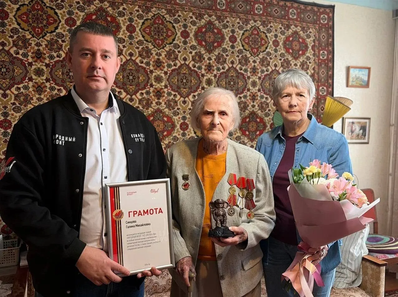 В Марий Эл 95-летней труженице тыла Галине Михайловне вручили знак Все для Победы. Нагр...
