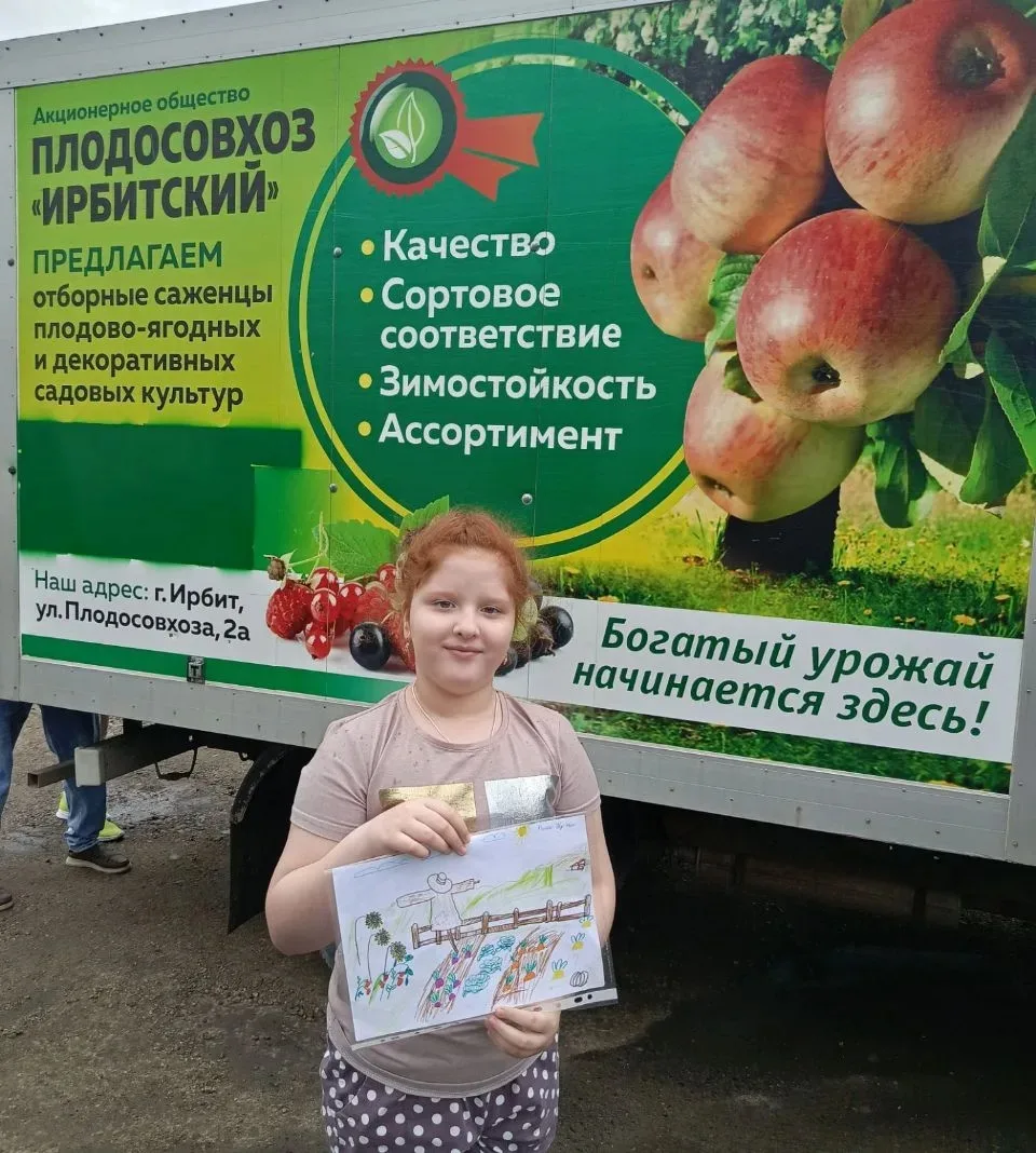 Посмотрите на эти счастливые лица!😍

Девчонки из нашей школы приняли участие в конкурсе рисунков и 