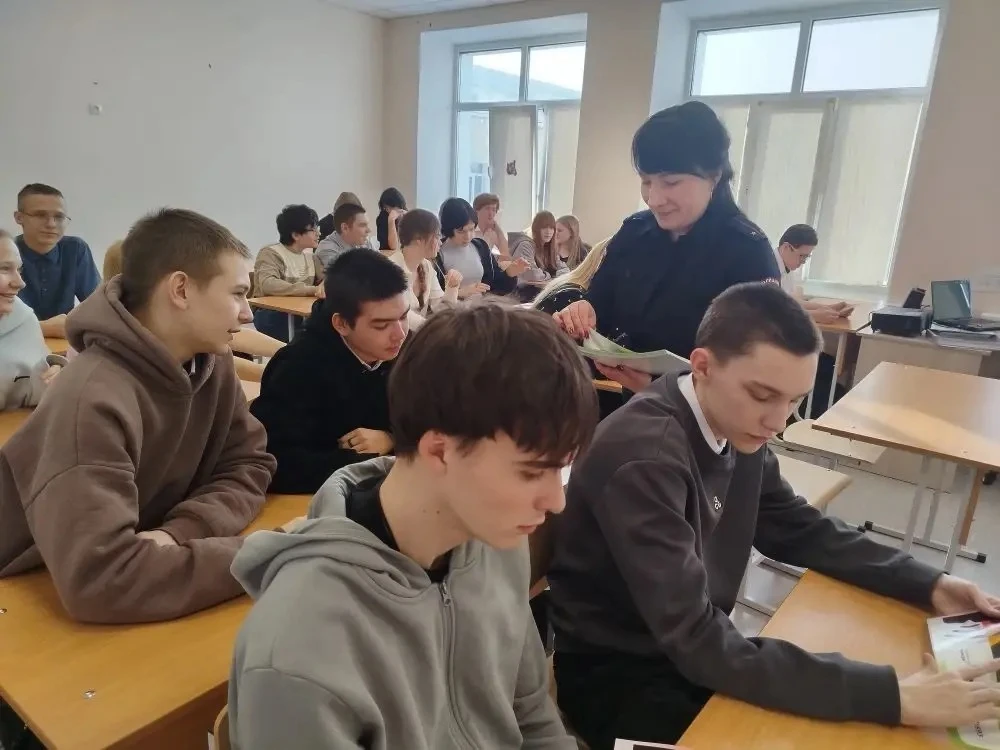 Сегодня к нам в школу №31 приходил инспектор ПДН Панова Е.А. с очень важной беседой о дропперстве.  