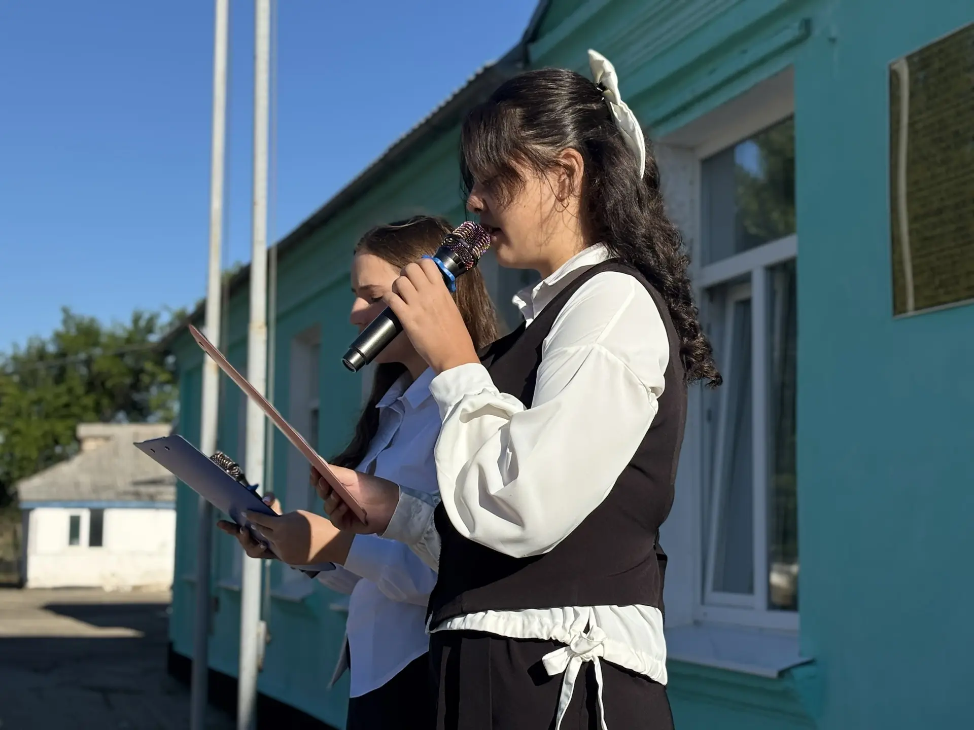 📌Сегодняшнее утро в нашей школе началось с доброй традиции — общешкольной линейки. Уче...