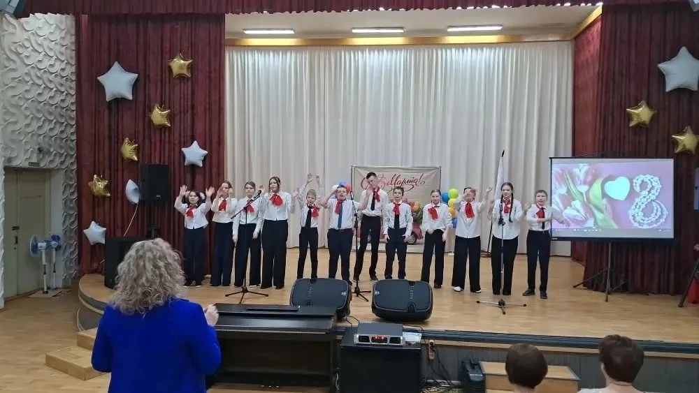 В преддверии самого нежного праздника,  6 марта🎼 хор "Лучики"  под руководством Н.В.Любимовой поздра