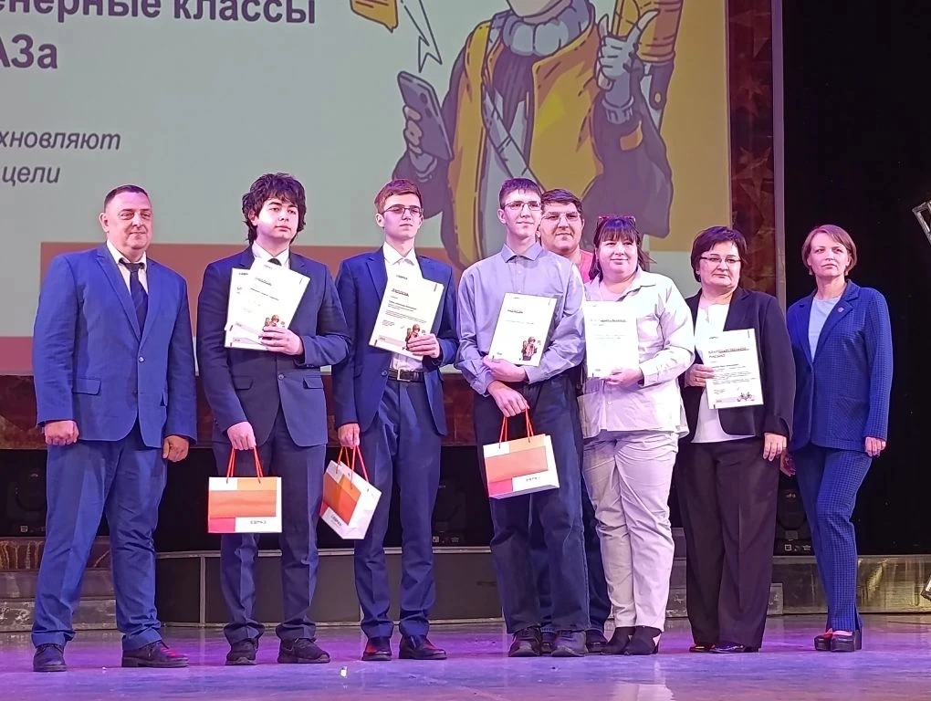 🎓 Подведены итоги года проекта «Инженерные классы ЕВРАЗа»!  Сегодня в Культурном центре ЗСМК (г. Нов