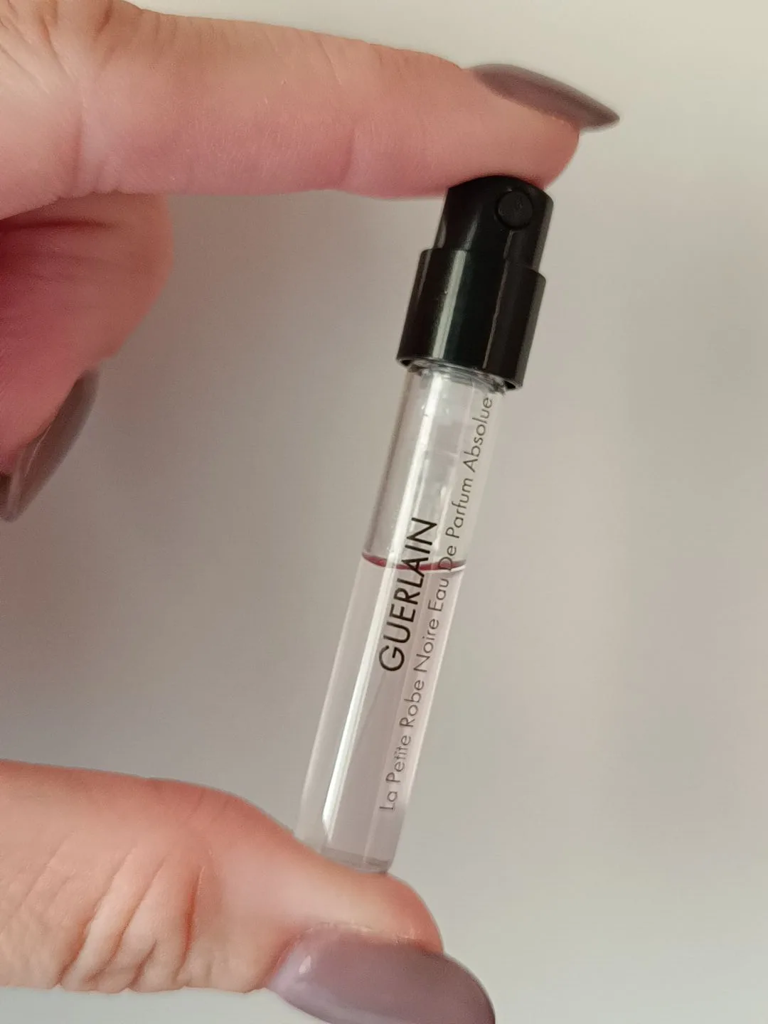 Сегодня, когда ездила в аптеку и за флакончиками, надела Guerlain La Petite Robe Noire ...