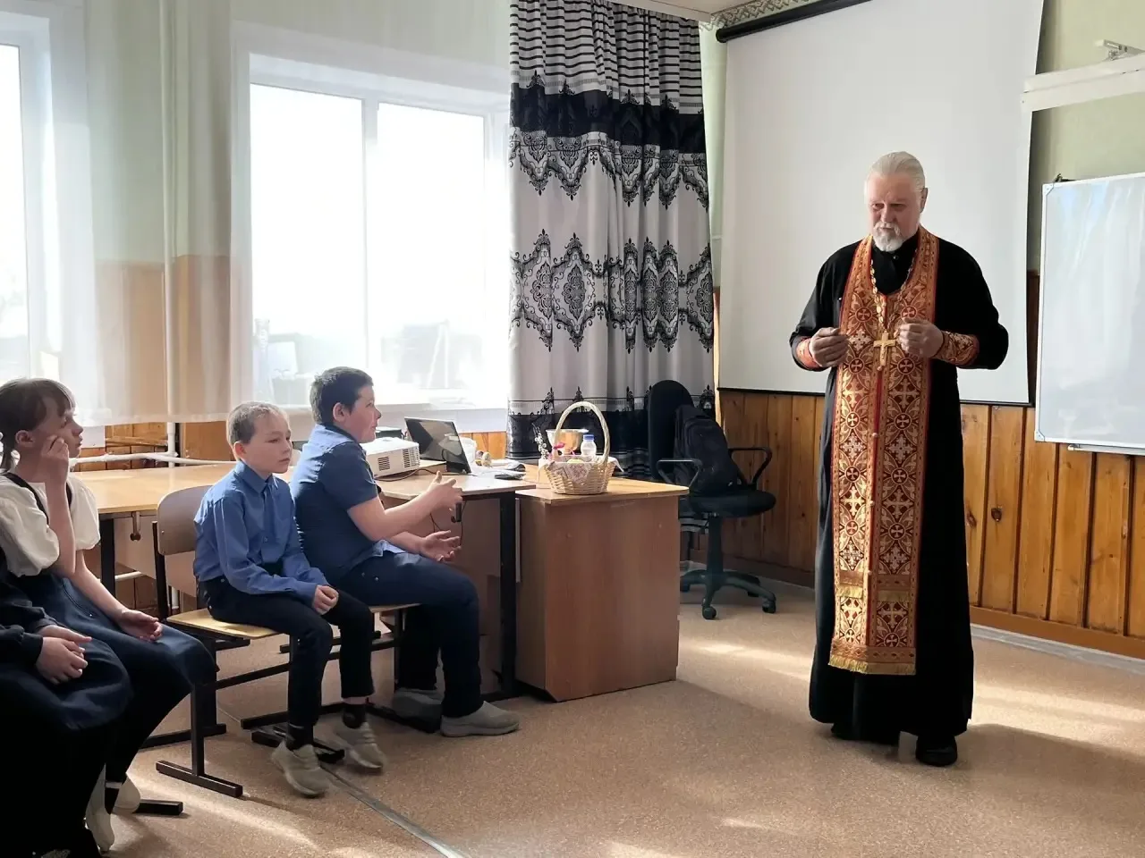 В четверг Светлой седмицы священник Павел Захарчук, настоятель храма Святой Троицы деревни Константи