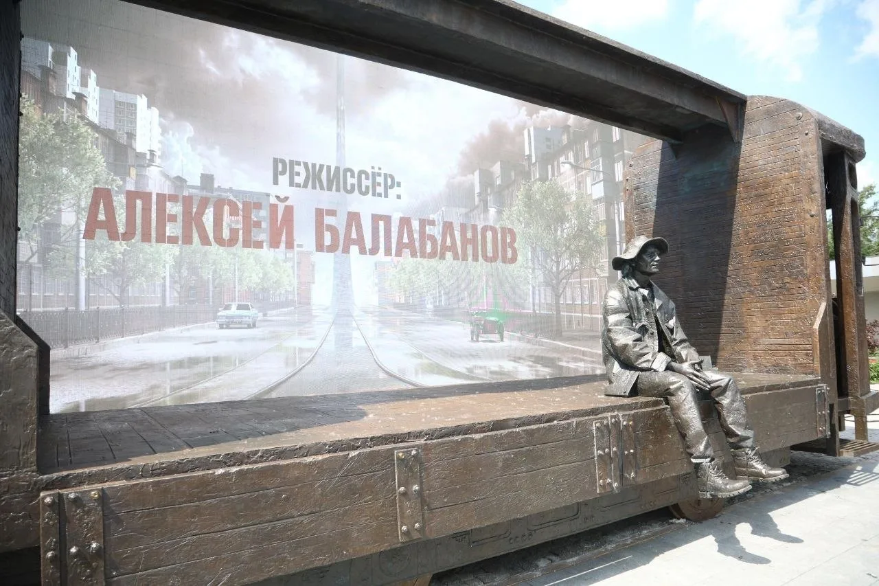 Памятник Балабанову, который сегодня открыли в Екатеринбурге. Как вам? Кажется, что этот задник лишн