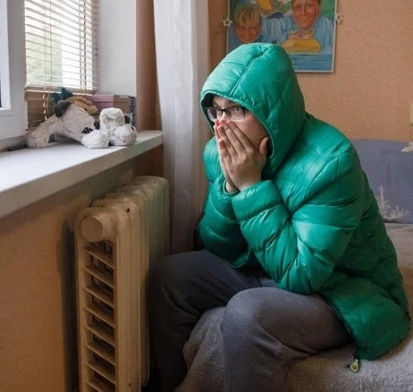 😲 На улице уже ниже нуля, а отопления всё нет! Мёрзнут детсадовцы, школьники и жители ...