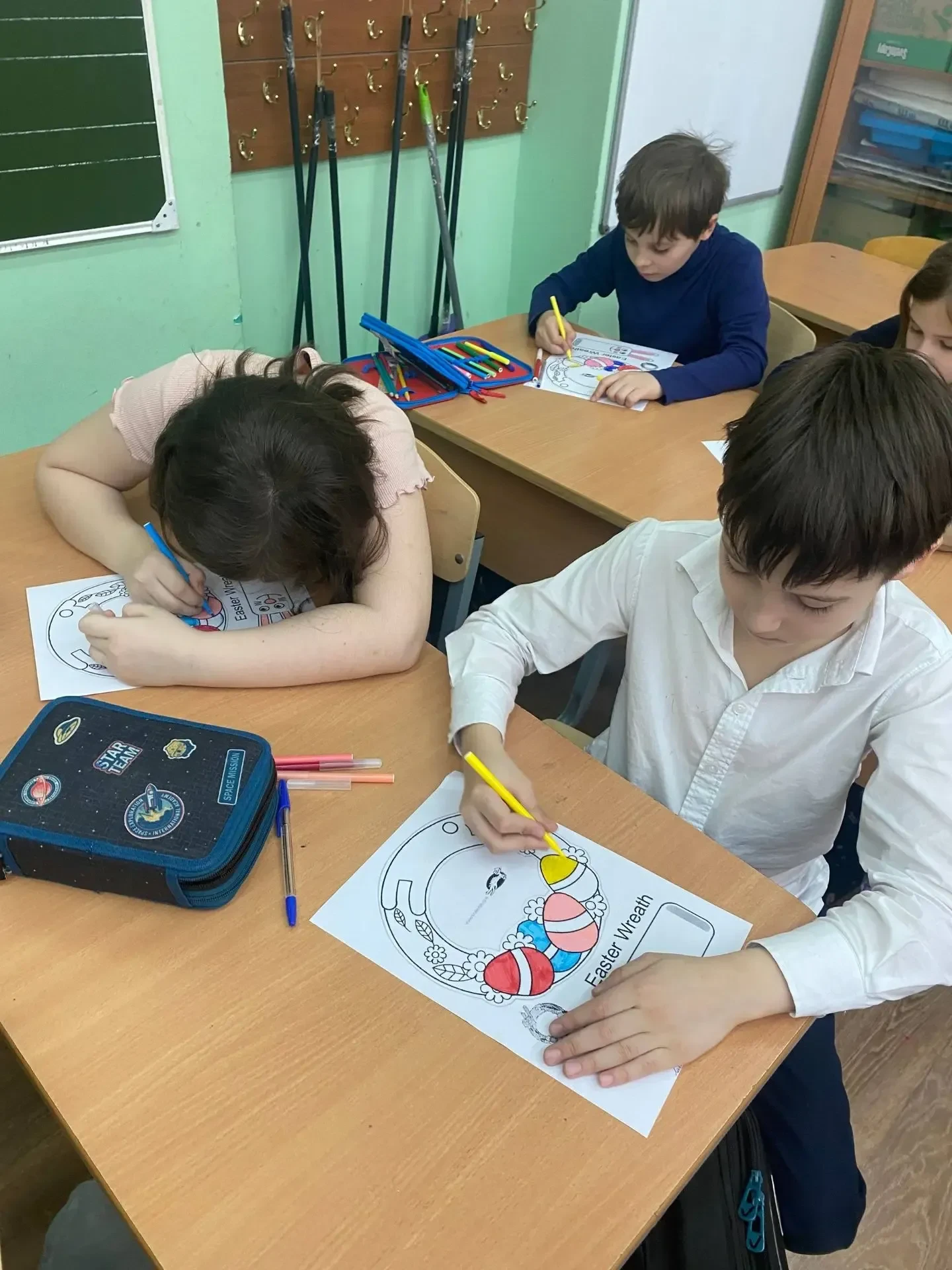 😍 Всю неделю в школе активно шла подготовка к светлому празднику Пасхи — в классах появлялись весенн