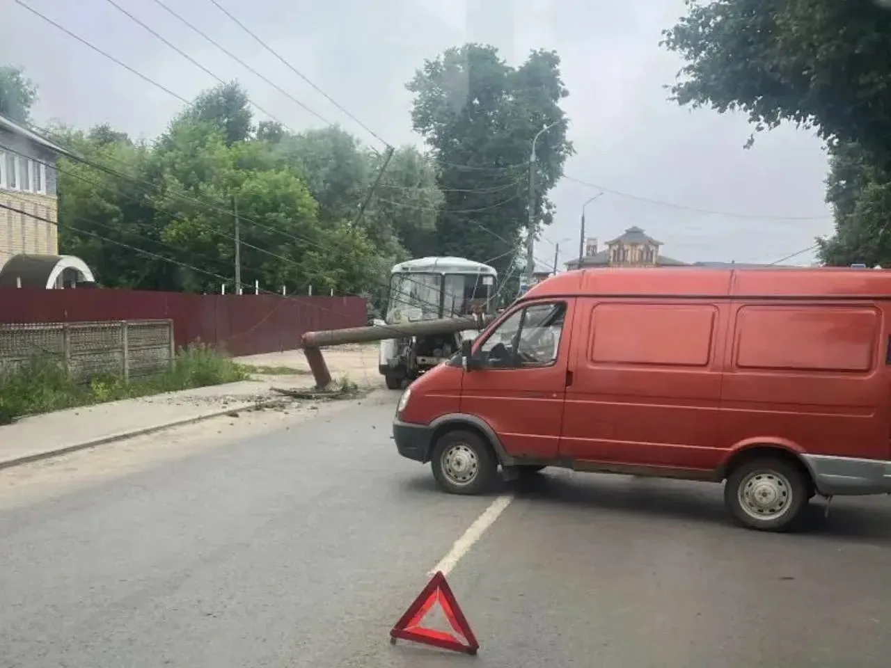 В Павлове рейсовый автобус снес фонарный столб. Опора перекрыла обе полосы, движение затруднено.