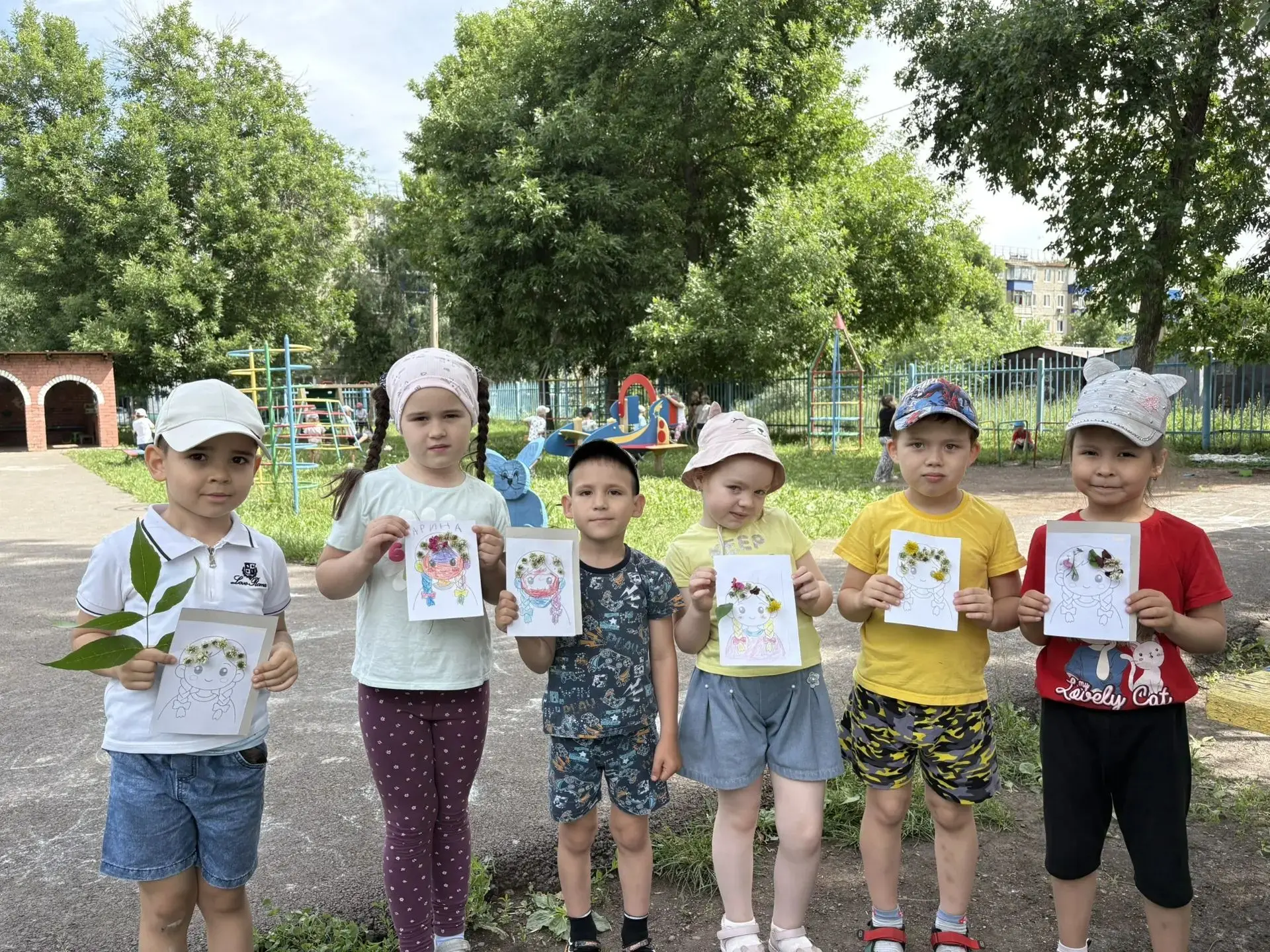 Наши дети — настоящие волшебники! ✨ Сегодня они превратили цветы и листья в очаровательные портреты.