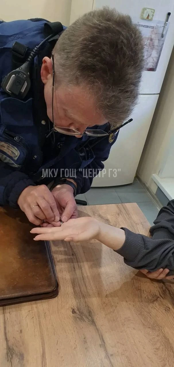 В Чкаловском спасатели помогли беременной женщине снять застрявшее кольцо. 💍