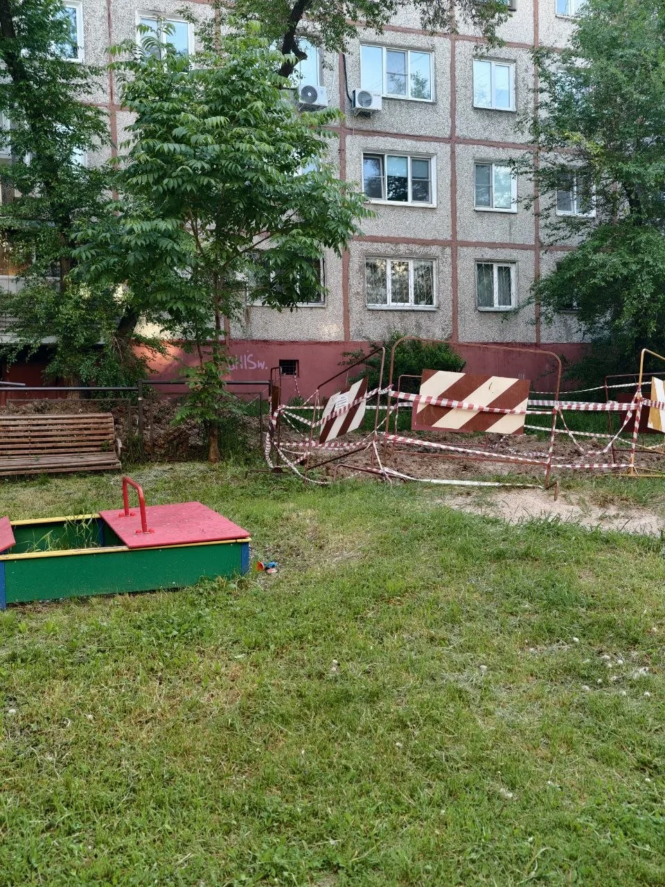 Из-за работ испортили детскую площадку