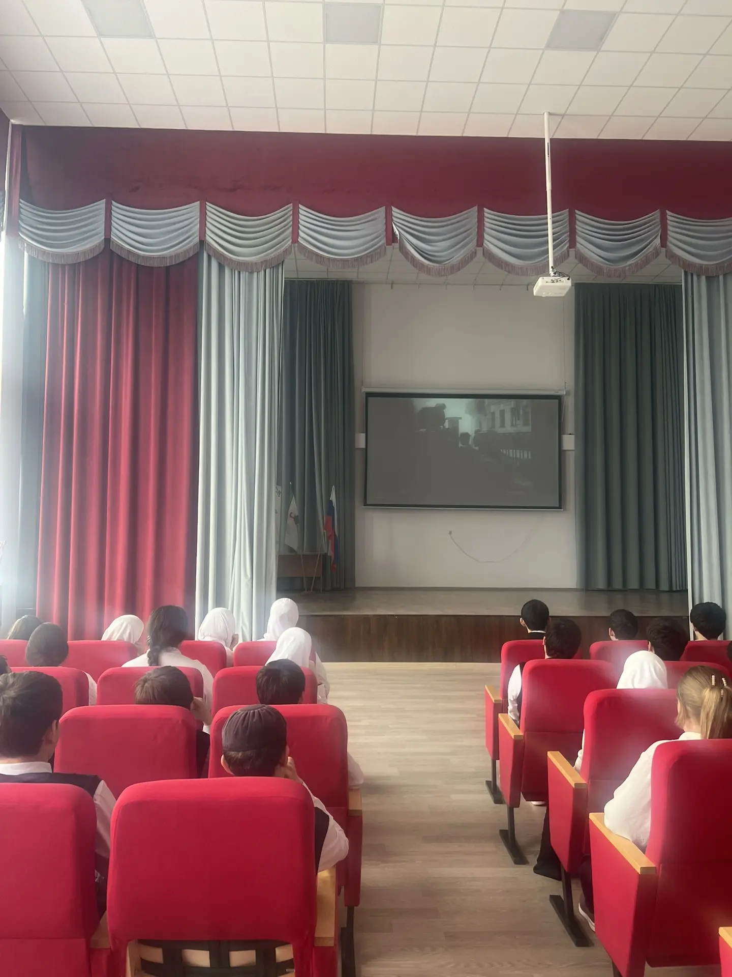 Также по плану был организован просмотр и обсуждение фильма «Жила-была девочка» (1944)
