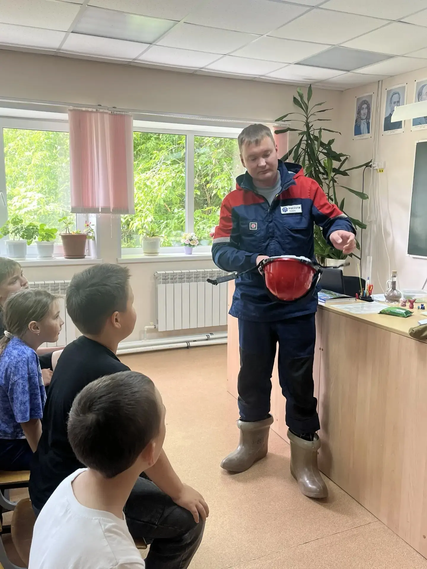 11 июня к нам приехали специалисты и провели занятие по энергосбережению.