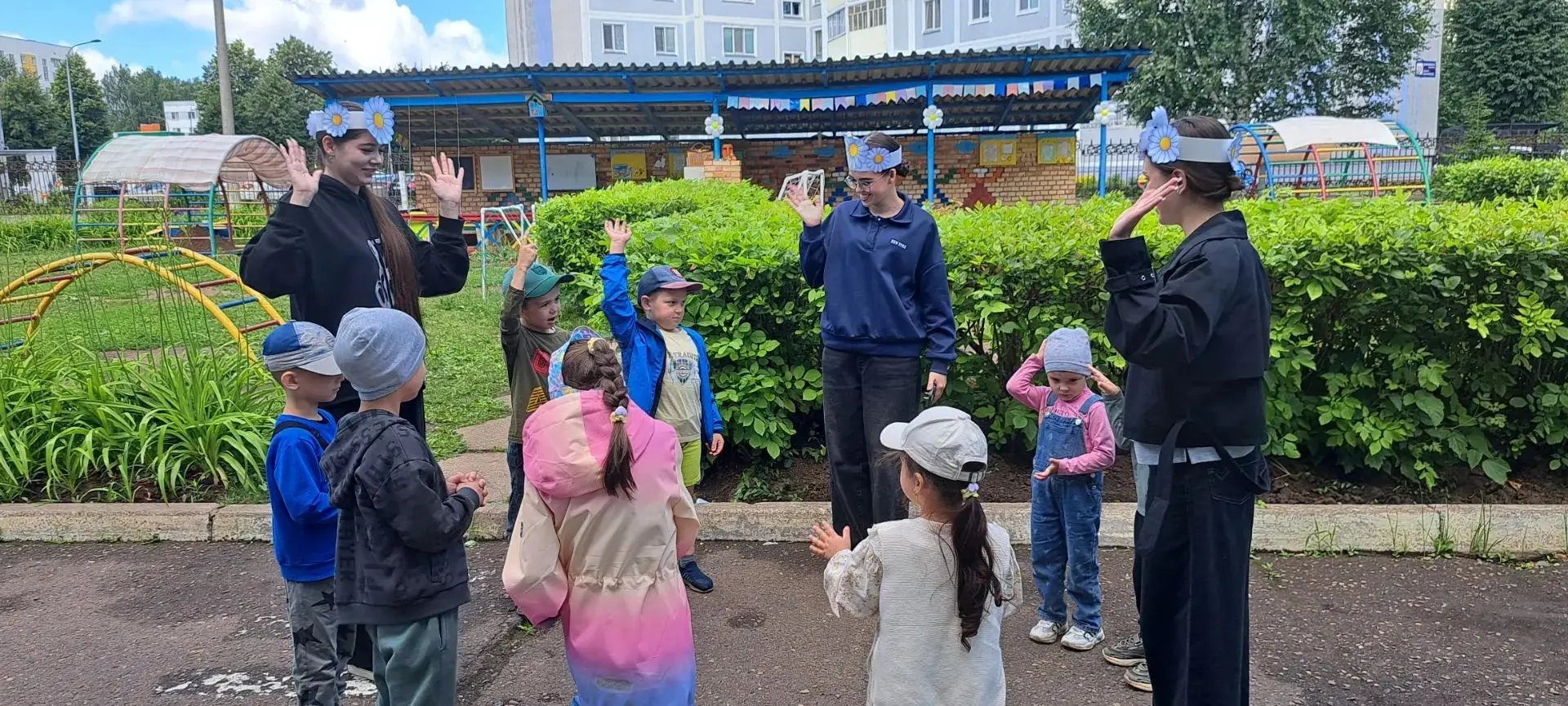 🌼 День Ромашки: весёлый квест и море улыбок! 🌼

В этот день наша старшая группа N 12 превратилась 