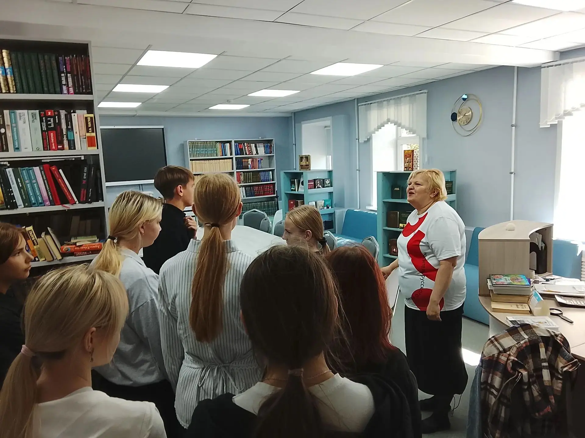 🍁 В День чтения вслух в библиотеку пришли девятиклассники школы № 1 (классный руководи...