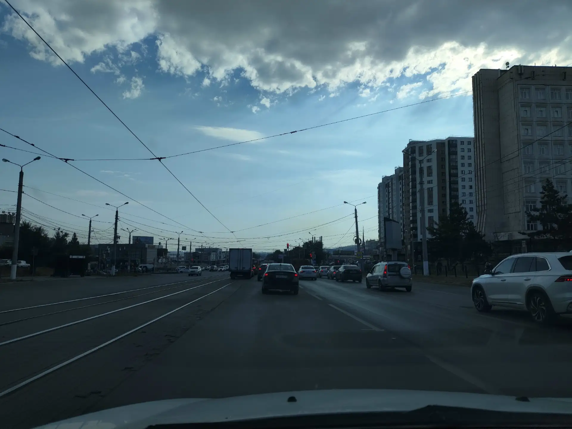 Установите знаки движения по полосам. Люди постоянно совершают аварийную ситуацию не зн...