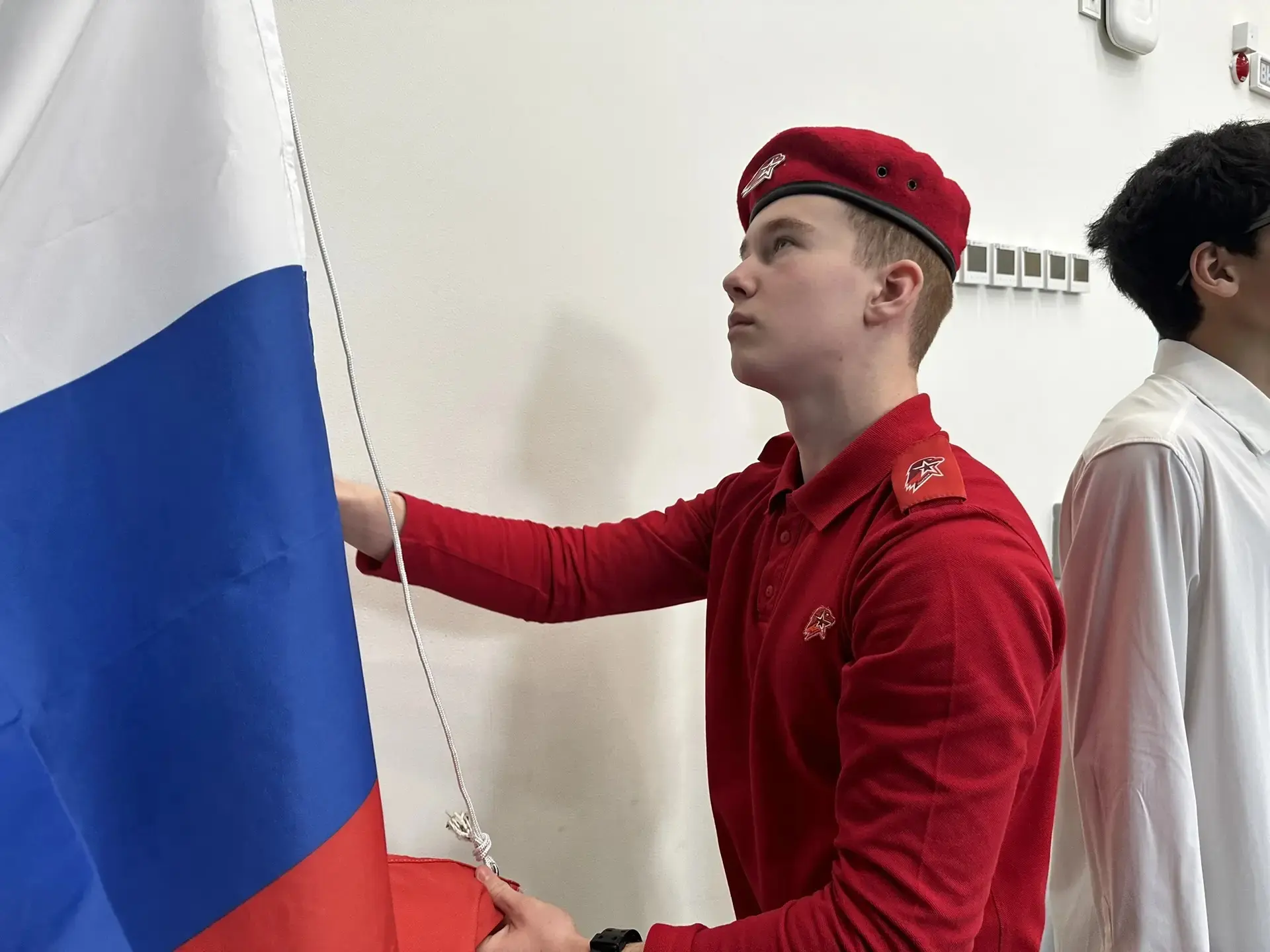 🇷🇺 Мы начинаем неделю с главного символа страны!  Понедельник в нашей школе — это не просто уроки. Э