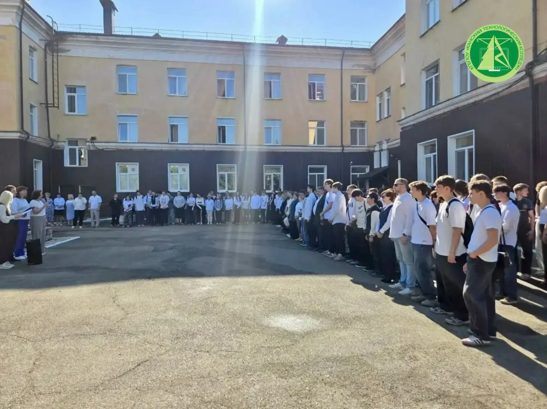 🇷🇺 Новая неделя в колледже началась с самого главного — с единства и уважения к традициям.

Учебно