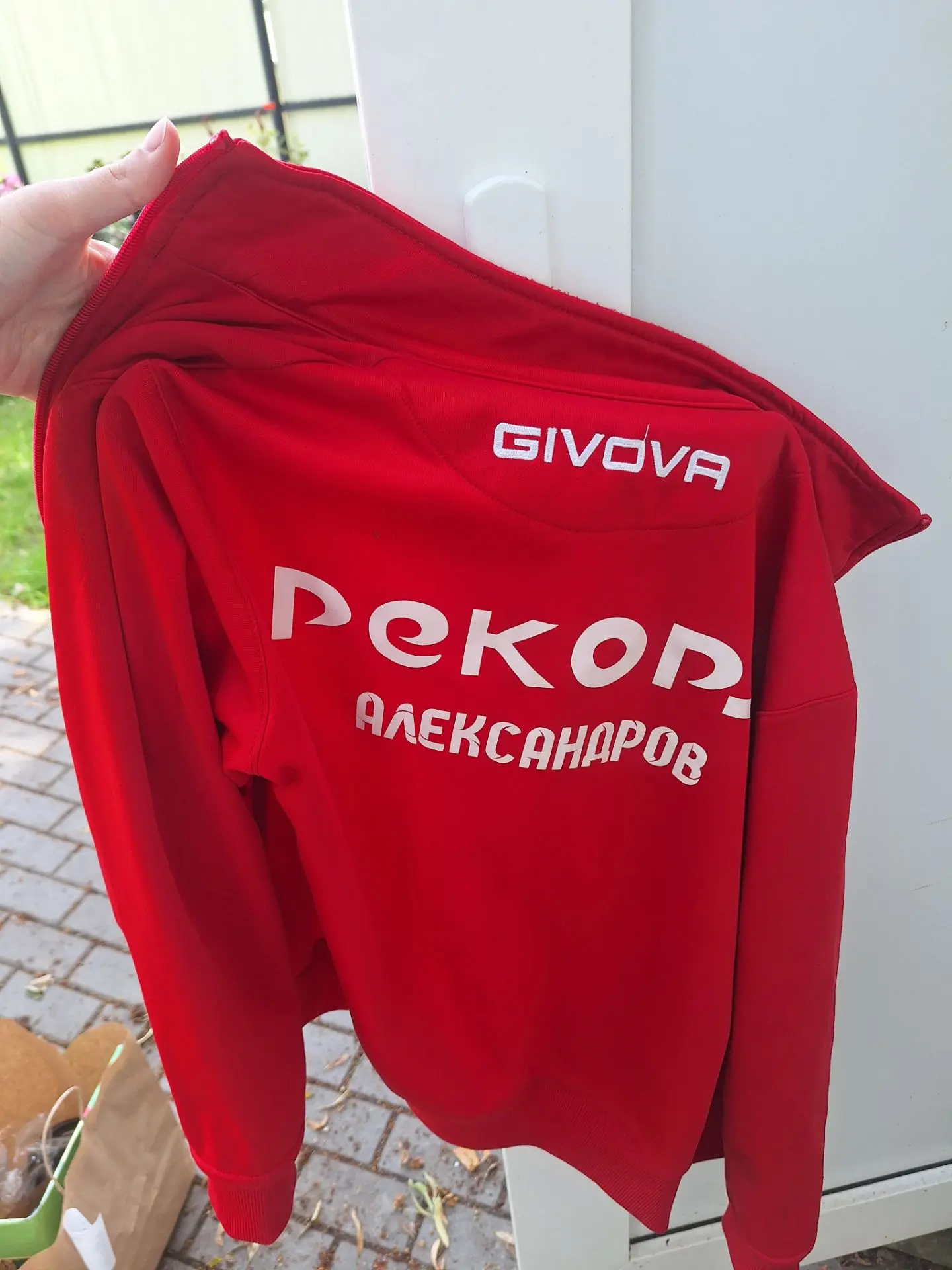 Найдены в парке. 
Напишите нам, скажем когда и где забрать.