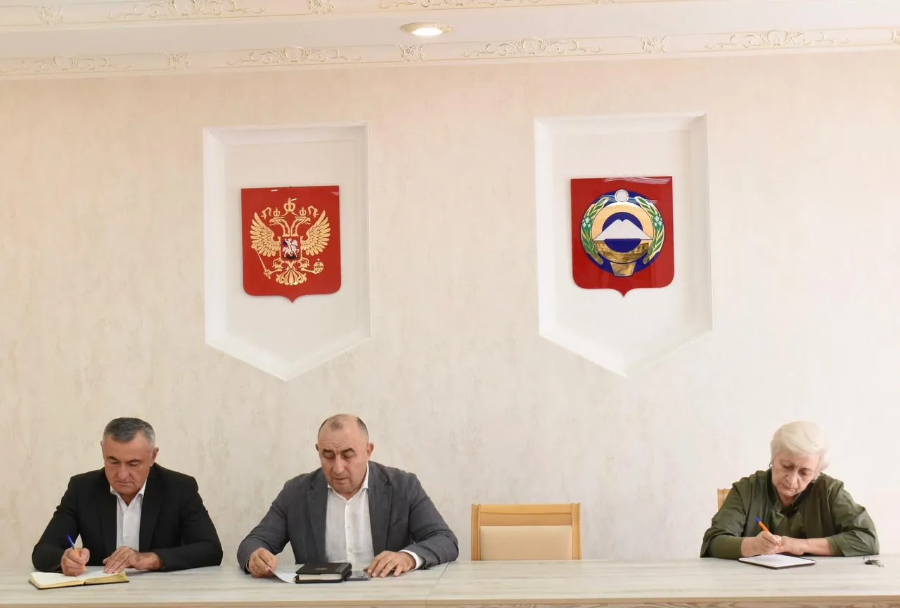 Сегодня, 31 августа, в малом зале администрации Малокарачаевского муниципального района...