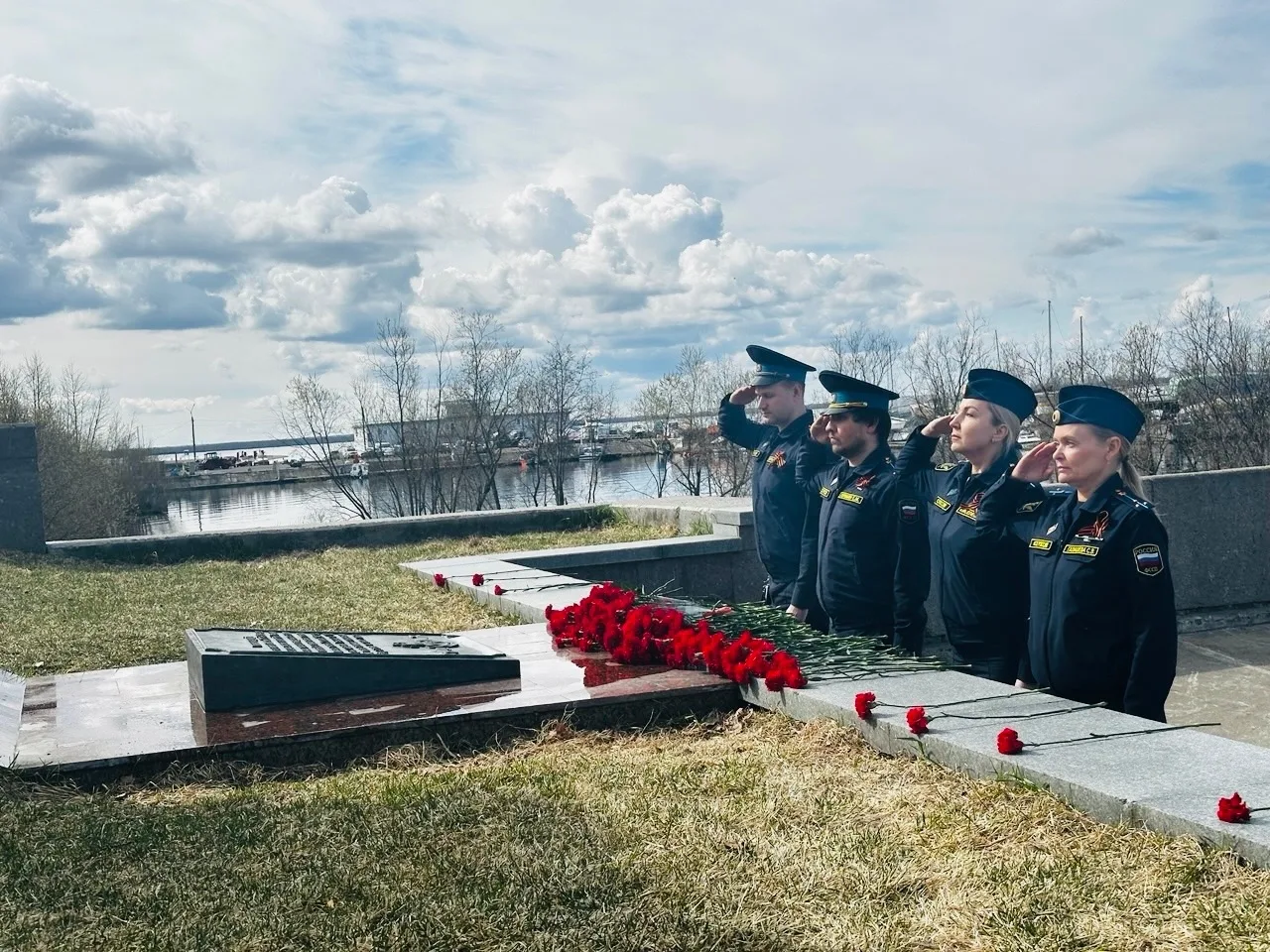 🫡 Судебные приставы ГМУ ФССП России возложили цветы к мемориалам Победы по всей стране  Сотрудники с