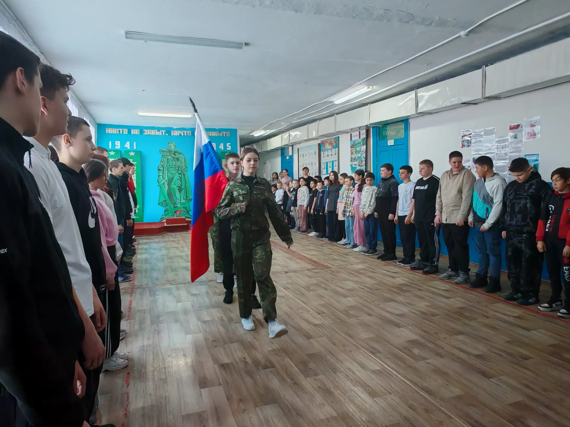 🏁Традиционный старт недели: общешкольная линейка