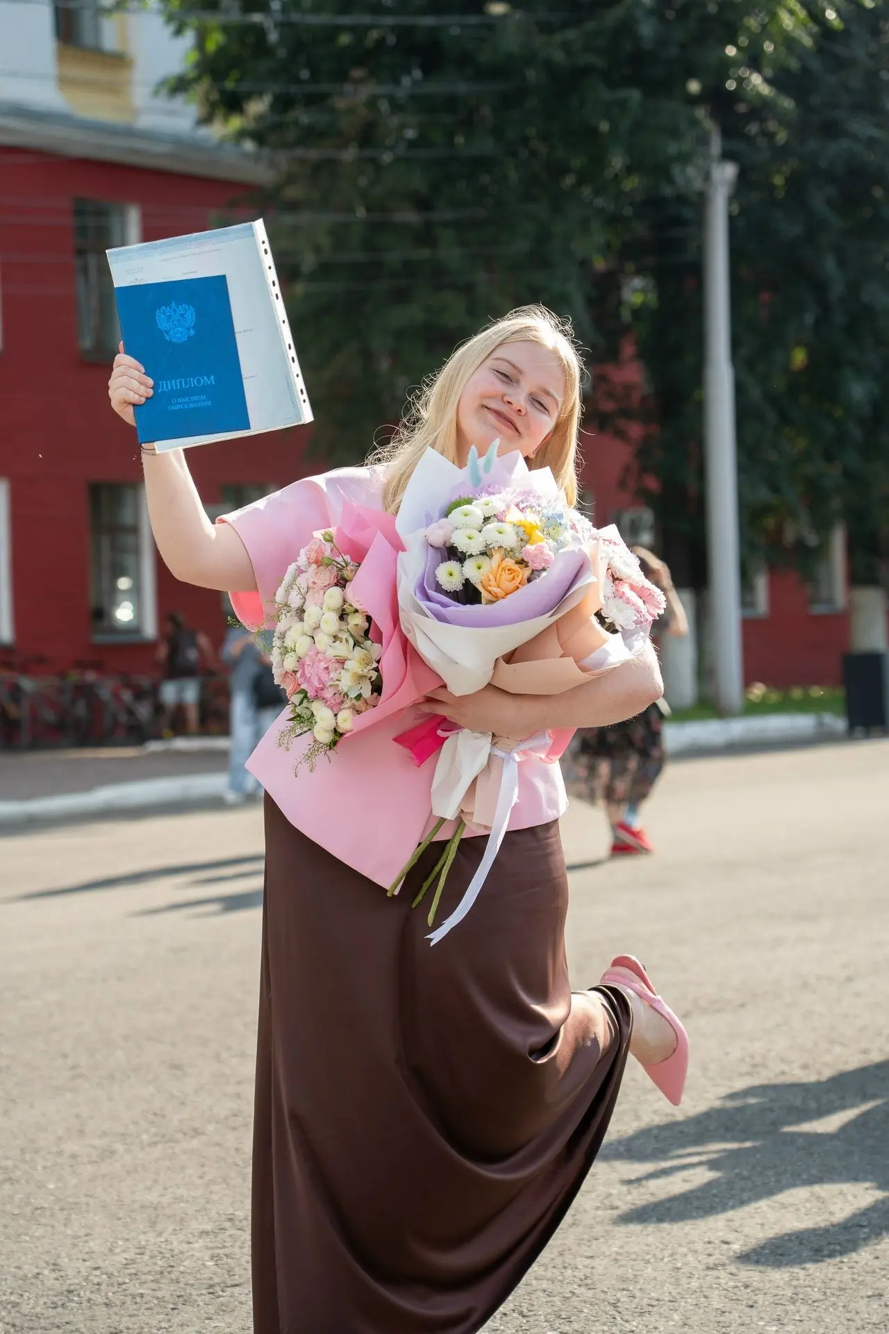 🎉Больше кадров с вручения дипломов на факультете филологии и медиакоммуникаций: vk.cc/...