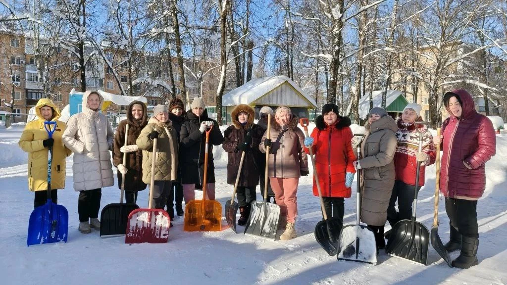 Январь в Москворецкой гимназии закончился субботником по ликвидации последствий недельного снегопада