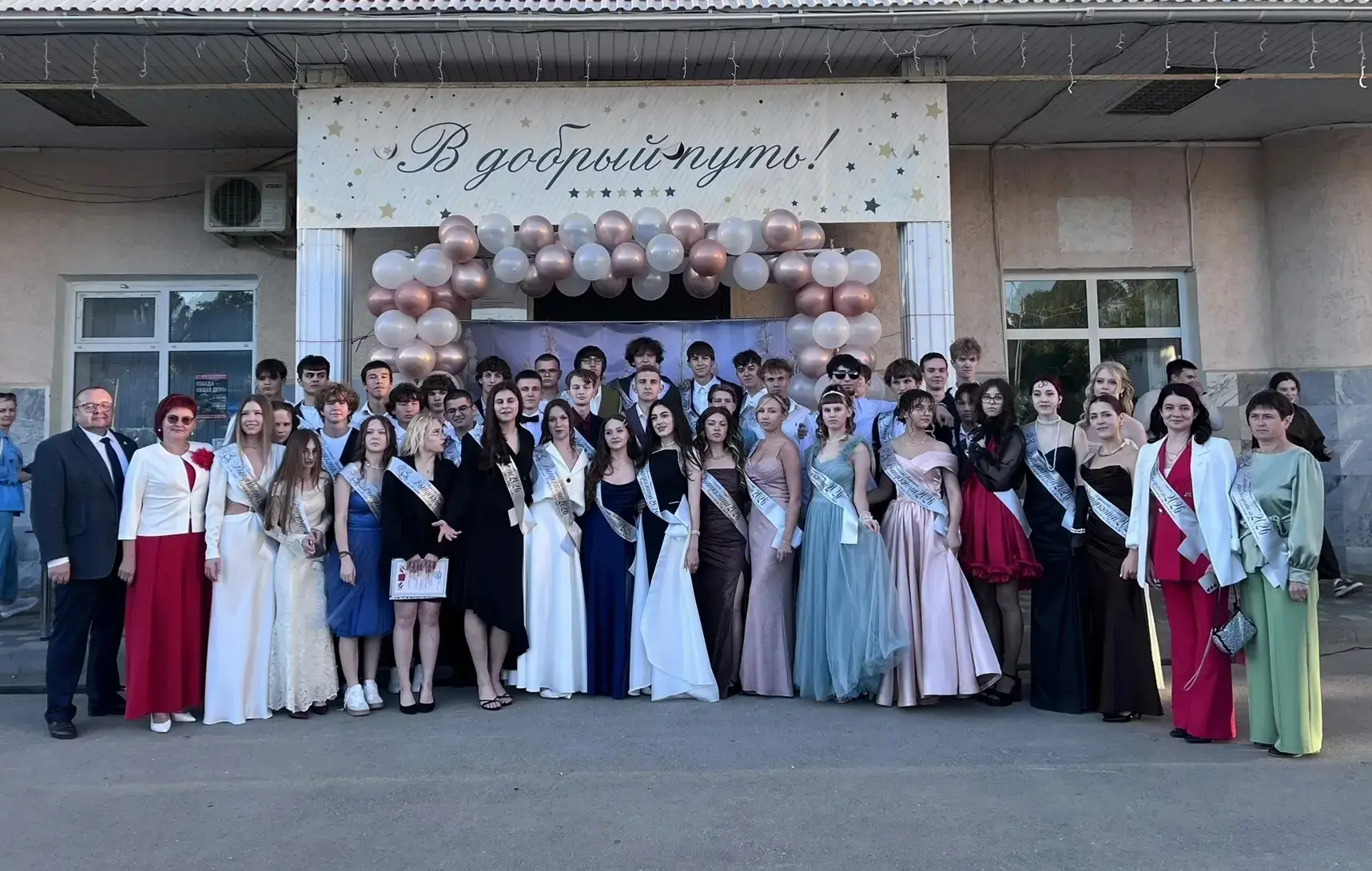 ✨ Вчера на главной площади посёлка развернулось настоящее волшебство — состоялся наш традиционный Вы