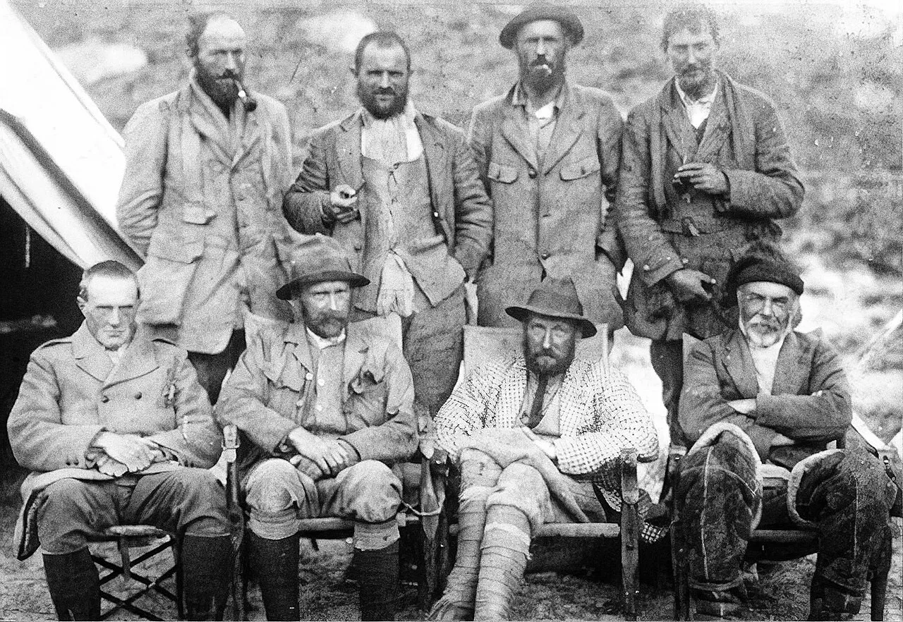 Джордж Мэллори собирался оставить на вершине Эвереста фотографию жены и британский флаг.