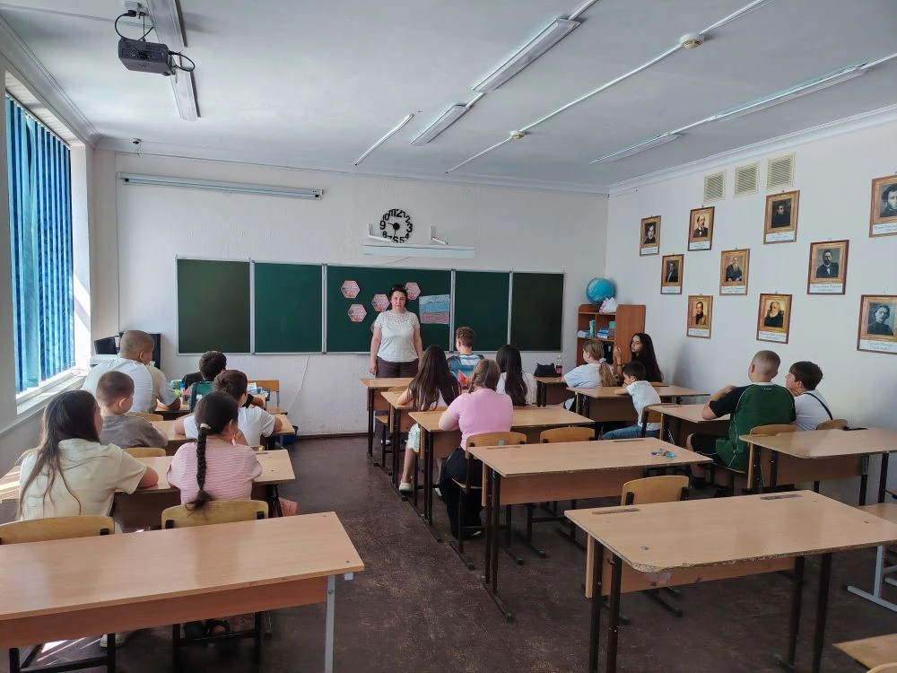 #МыПомним
В 5 "Б" и 5 "В" классах прошло тематическое занятие, посвящённое Дню памяти и скорби. Учащ