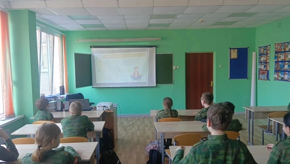 Утро новой учебной недели в нашей школе традиционно началось с торжественной церемонии поднятия Госу