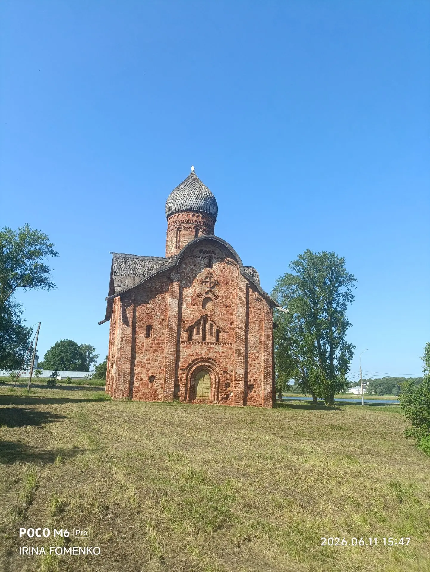 ☦️ Одна из особенностей Великого Новгорода в том, что в нём среди современной застройки можно увидет