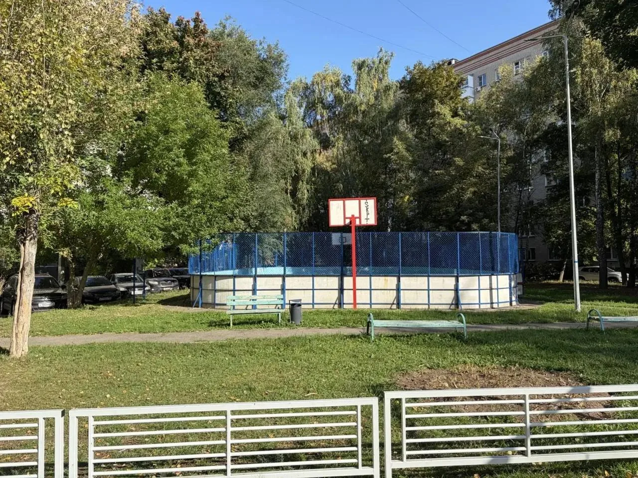 Заместитель главы Подольска Евгений Градсков проверил состояние двора у дома № 37 на ул...
