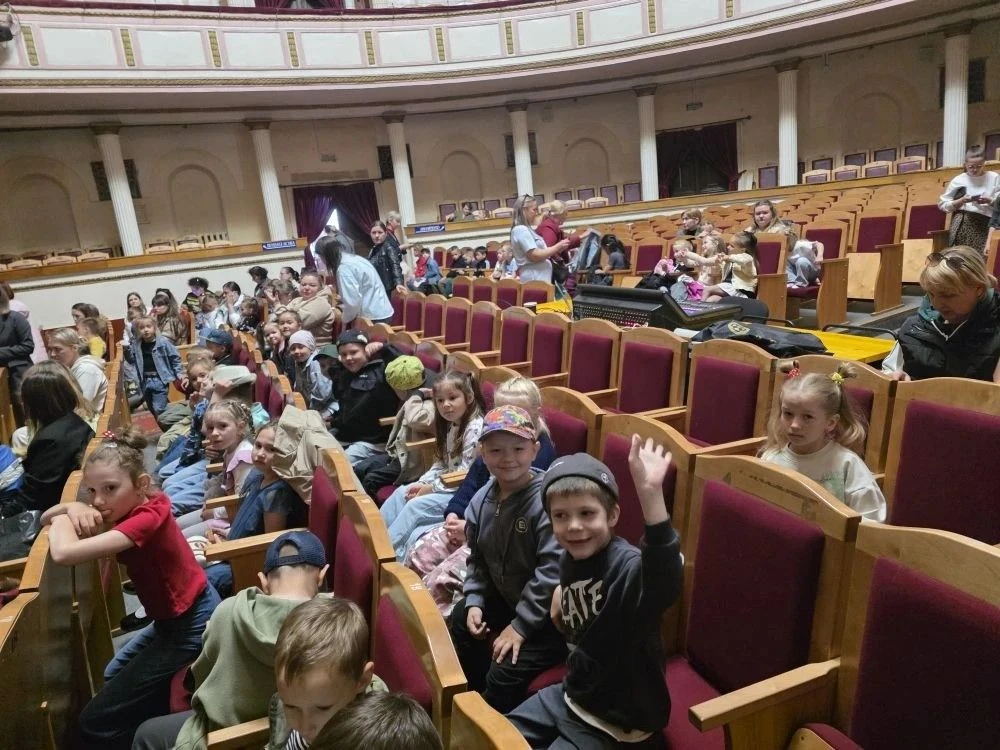 Ребята старших групп на выходных посетили театр🎭 Коллективное посещение театра — это мощный инструм