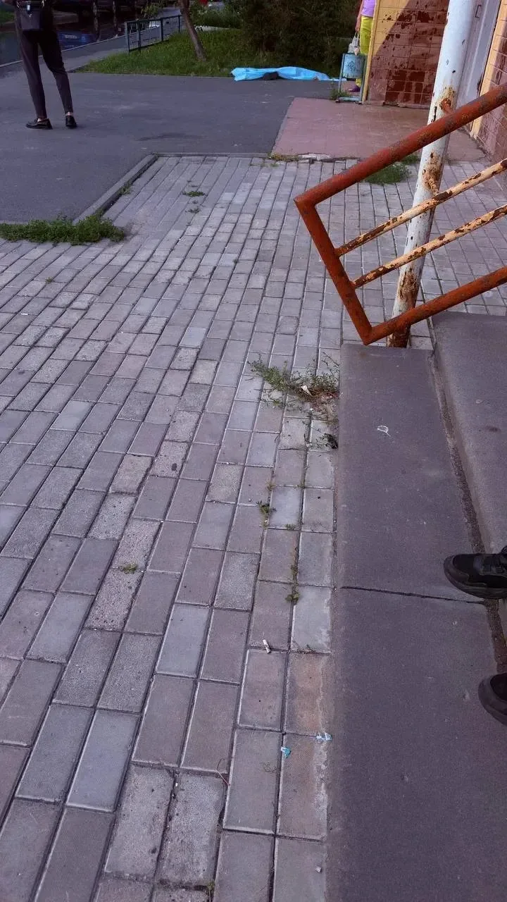 Львовская, 2. Молодая женщина упала с верхнего этажа..