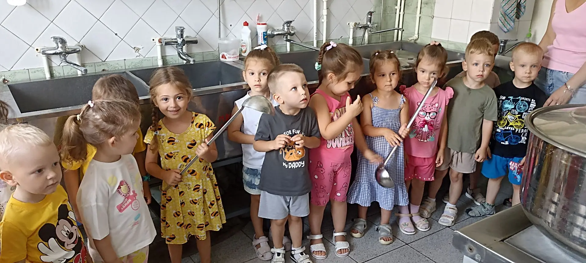 Мы с детьми  младшей группы продолжаем знакомство с профессиями. Сегодня мы узнали все-все-все о про